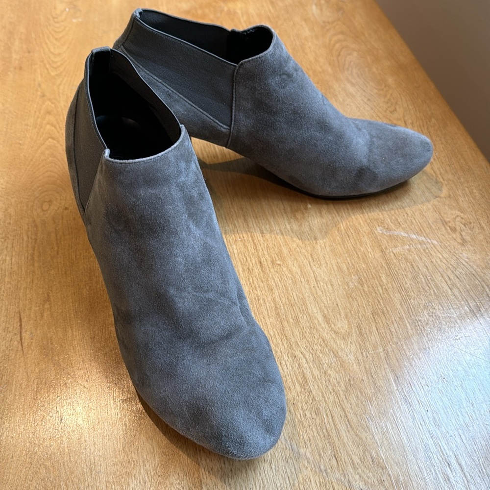 Van Eli women’s gray suede ankle boots. 10 M.